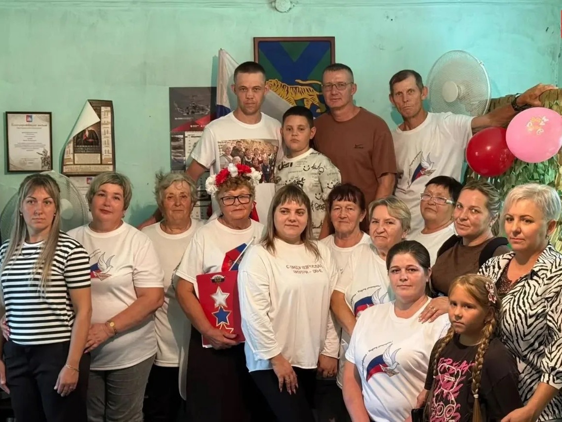 Волонтеры поздравили своего земляка, участника специальной военной операции, с днем рождения и подарили памятный подарок..