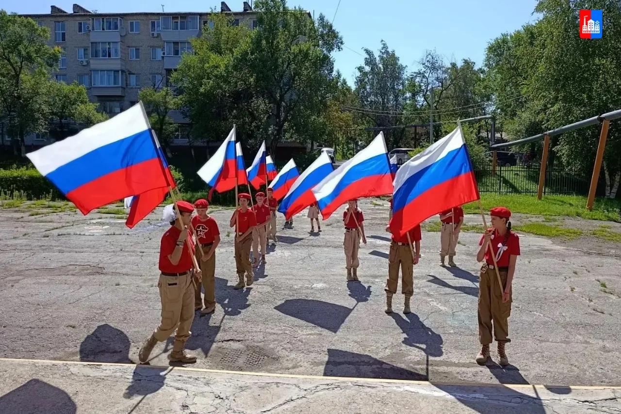 Юнармейцы Спасска-Дальнего поздравили побратимов из ДНР с Днем Государственного флага России..