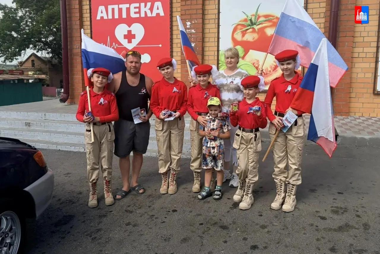В День Государственного флага России юнармейцы отряда «ДЕСАНТ» приняли активное участие во Всероссийской акции «Под флагом единым»..